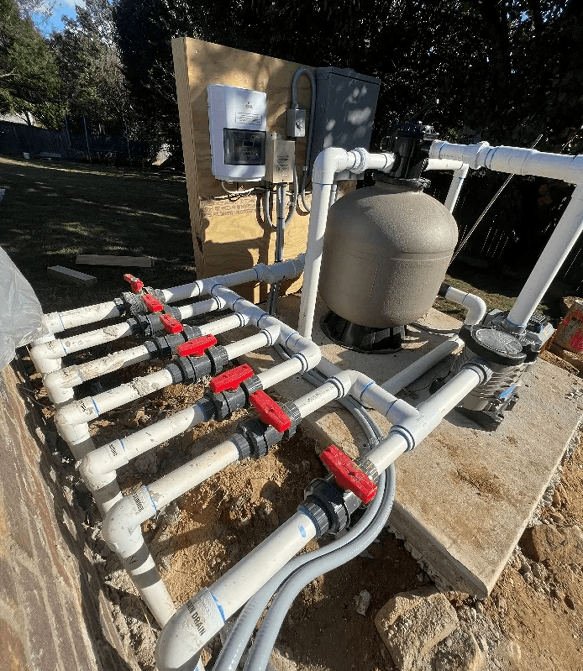 Pool filtration system with pipes and valves.
