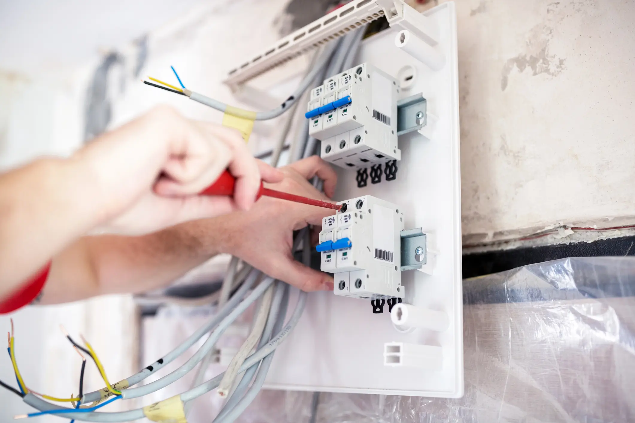 Screwing of automatic switches for electric circuit, providing safe current flow